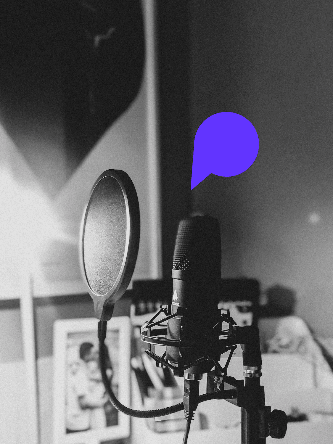 Micro professionnel avec filtre anti-pop, conçu pour des podcasts et des enregistrements clairs et sans interférences.