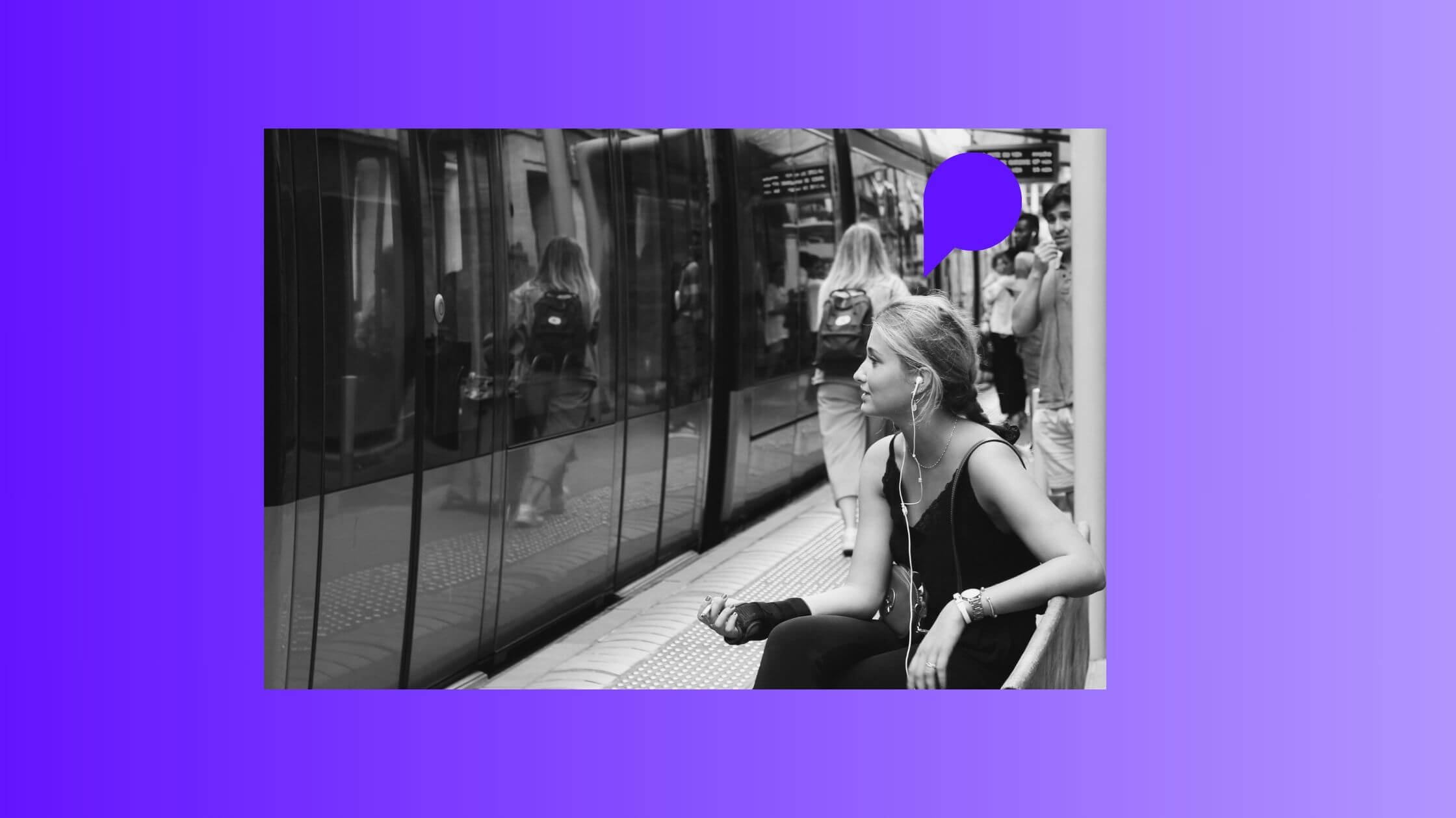 Une auditrice profite d’un podcast en attendant le métro, mettant en avant l’écoute flexible et immersive des contenus audio.