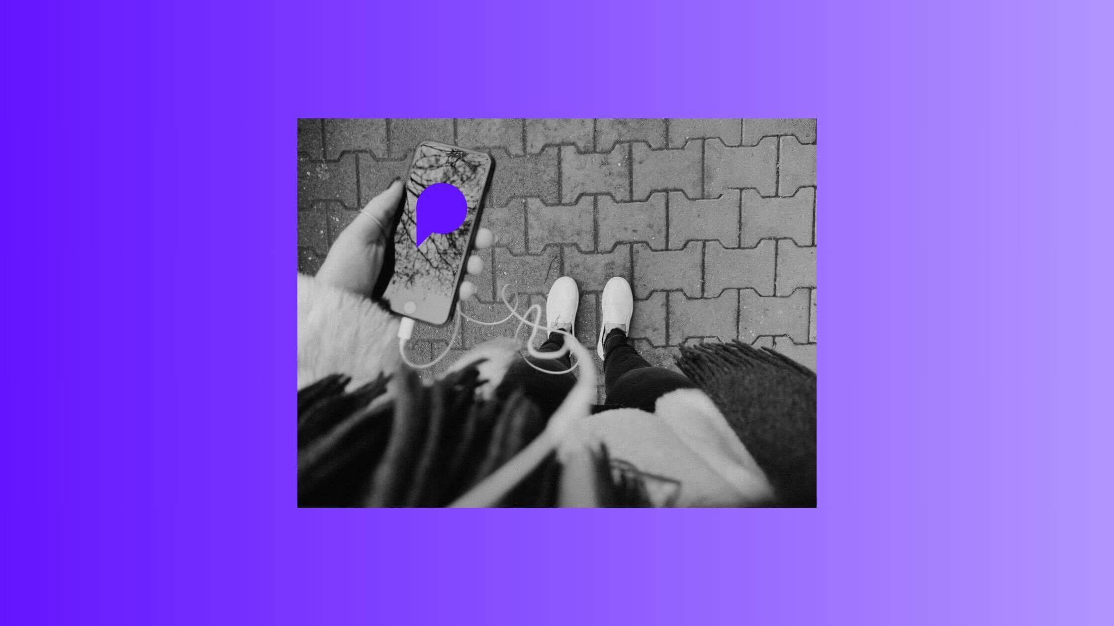 Un auditeur profite d’un podcast sur son téléphone pendant une pause, mettant en avant l’écoute engagée et spontanée.