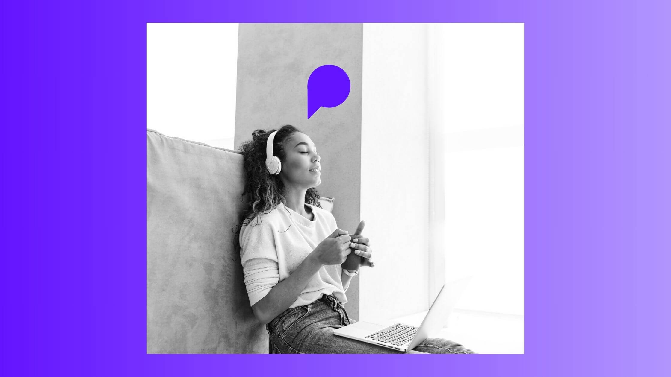 Une jeune femme concentrée, profitant d’un podcast avec son ordinateur près d’une fenêtre, illustrant la mobilité et l’immersion audio.
