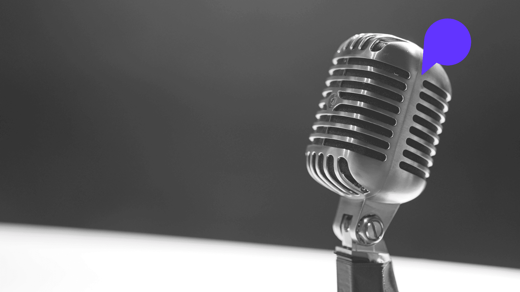 Un micro professionnel posé sur une table, capturant l’essence de l’enregistrement audio.